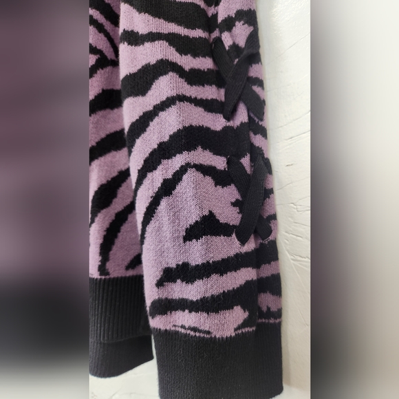 Rock‎ & Republic Pullover Keyhole Sweater Womens L Purple Black Tiger Stripe - Picture 3 of 5